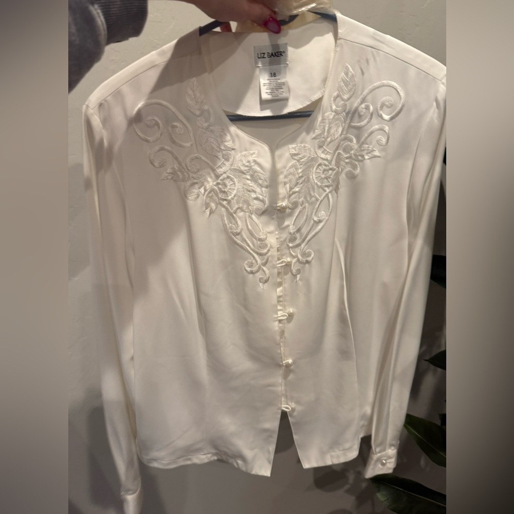 Women’s white top